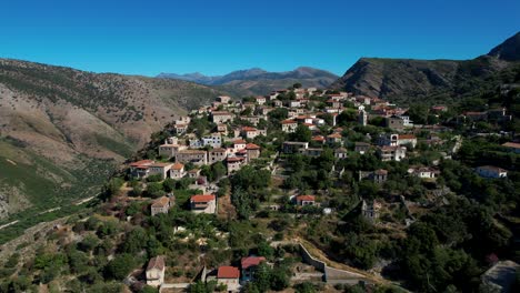 pueblo panorámico en una colina rocosa: casas de piedra de estilo mediterráneo que se elevan sobre acantilados en albania