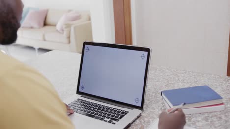 hombre afroamericano usando una computadora portátil con espacio de copia en la pantalla, en cámara lenta