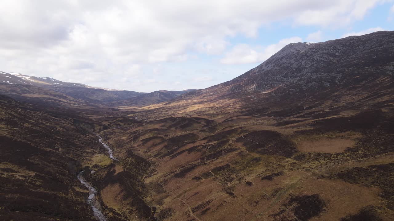Incredibile vista aerea di Schiehallion in una giornata nuvolosa