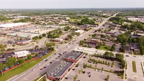 Tráfico-Moderado-En-Novi-Road-En-El-Paisaje-Urbano-De-Michigan,-Estados-Unidos