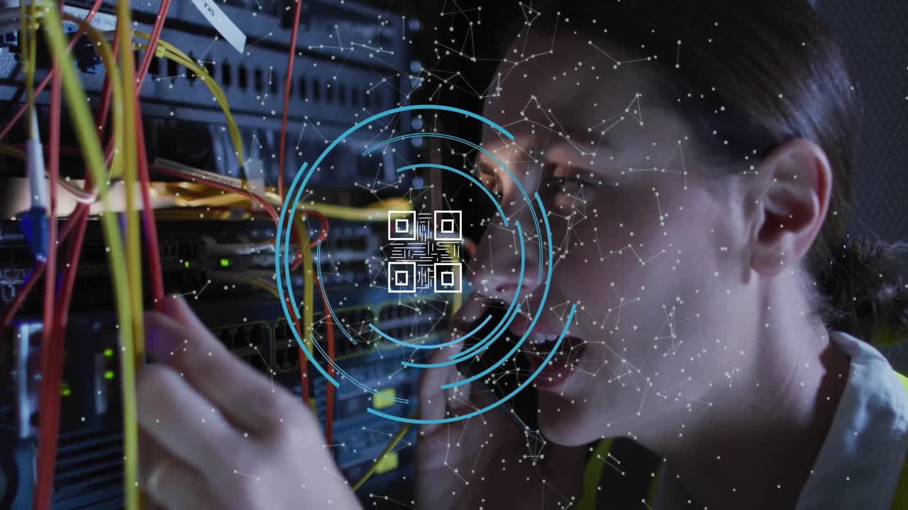 animación de procesamiento de datos y código qr sobre trabajadora caucásica en la sala de servidores