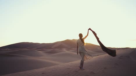 Mujer-Camina-Descalza-En-El-Desierto-Con-Un-Vestido-De-Moda,-Imágenes-Artísticas-Y-Cinematográficas