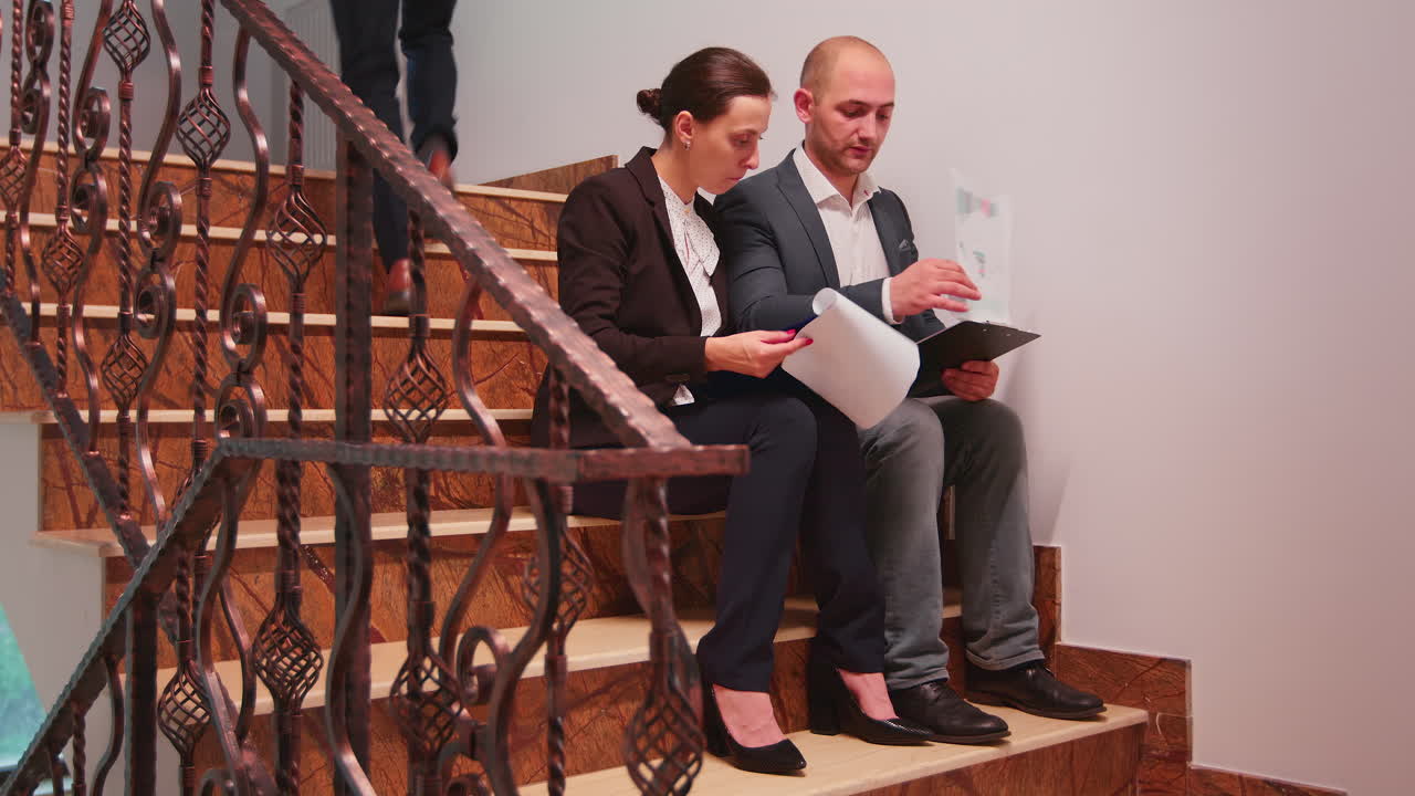 gerente de la compañía haciendo horas extras ayudando a un compañero de trabajo