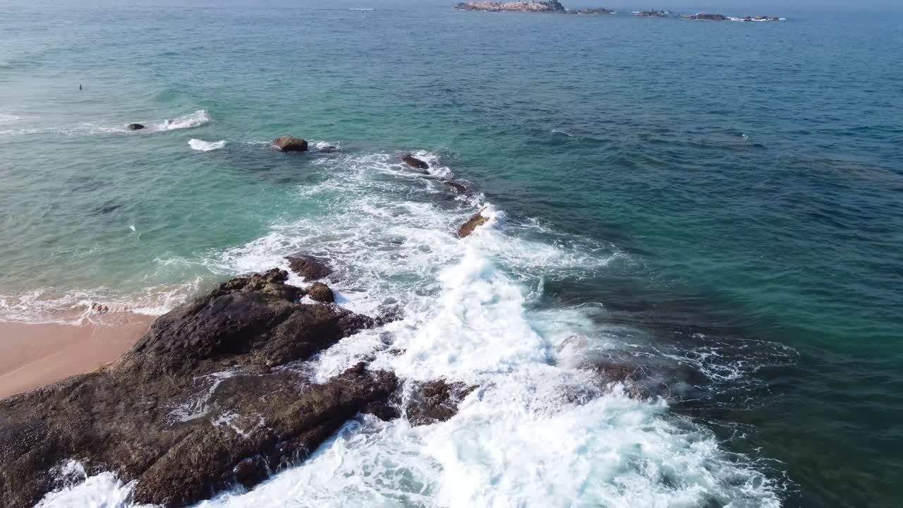 La tranquilla spiaggia di Ambalangoda dello Sri Lanka: Un paradiso costiero, Video 4K