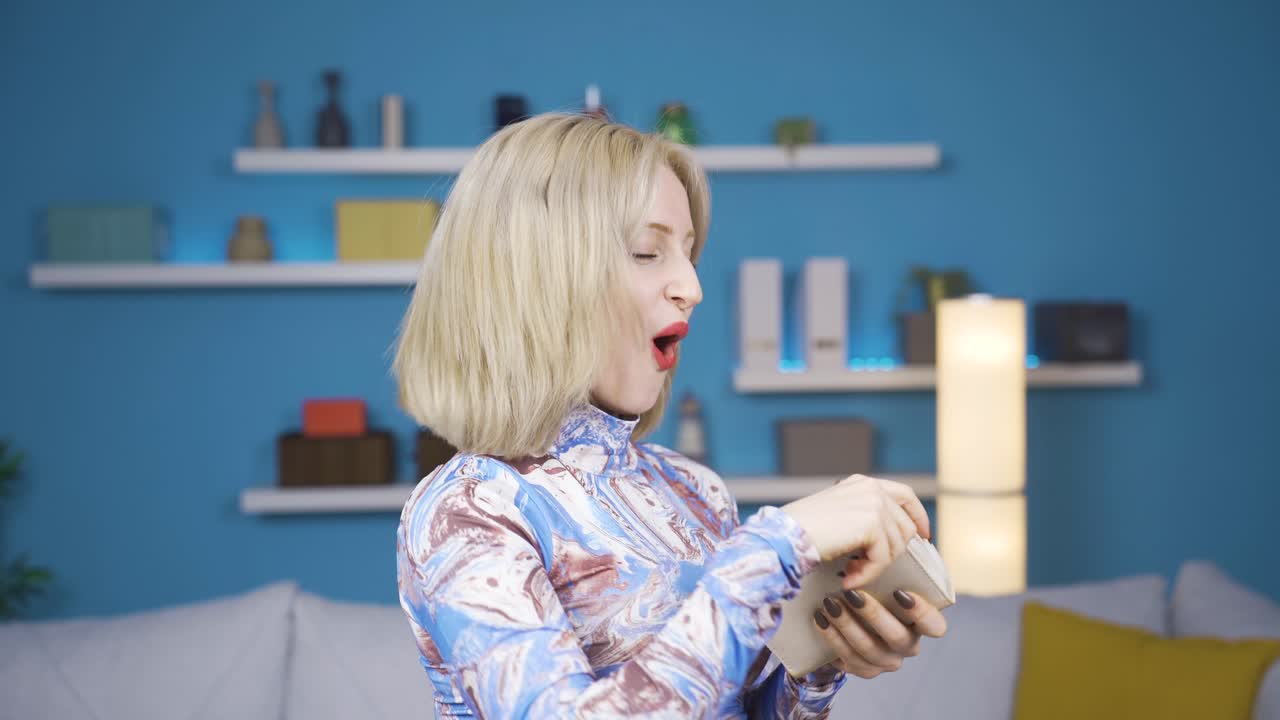 신용카드를 좋아하는 행복한 젊은 여성입니다.