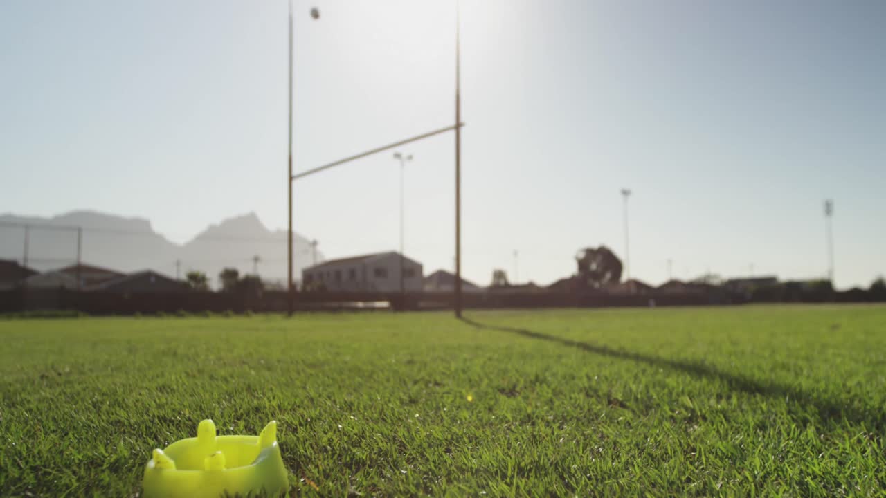 럭비 경기장에서 젊은 성인 여자 럭비 선수