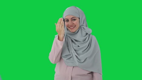 mujer de negocios musulmana feliz haciendo pantalla verde adaab