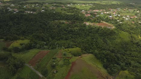 Vista-De-Drones-En-Guadalupe-Que-Muestra-Pequeños-Pueblos-Y-Parcelas-Agrícolas