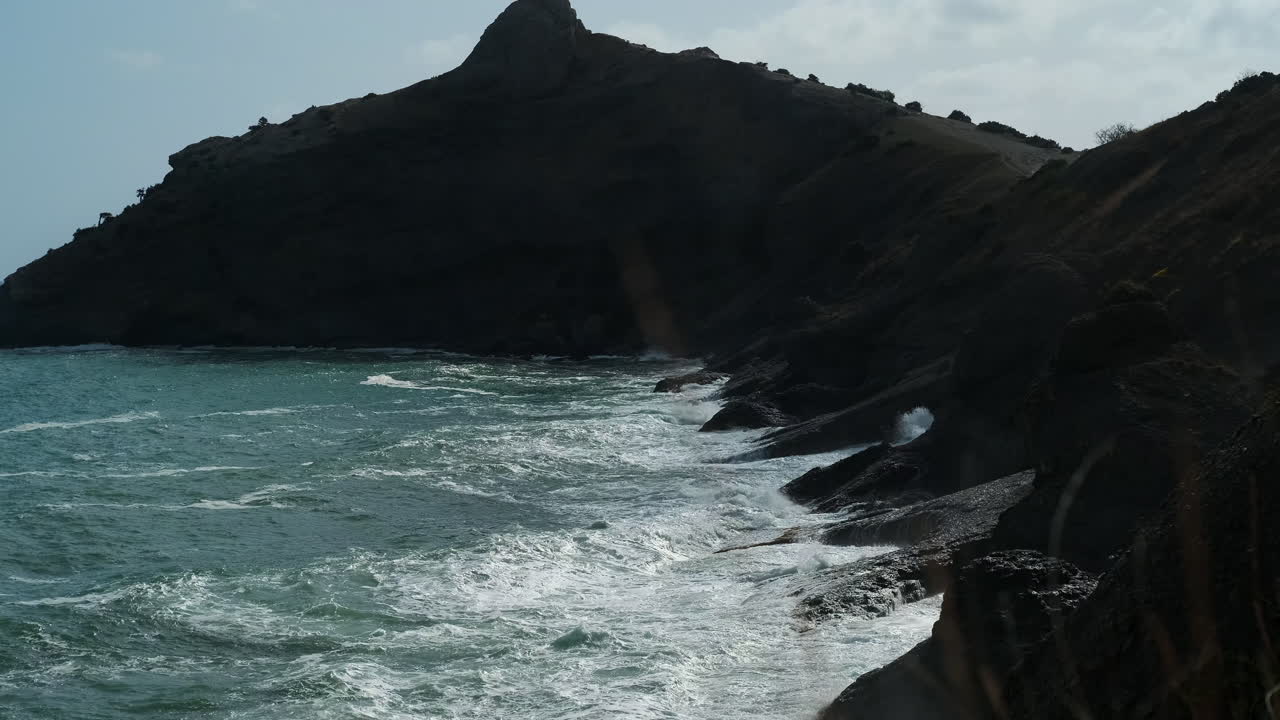 파도가 있는 바위가 있는 해안선