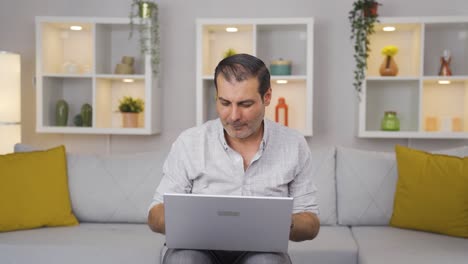 Hombre-Charlando-En-La-Computadora-Portátil.