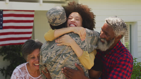 hombre afroamericano regresando a casa con su familia