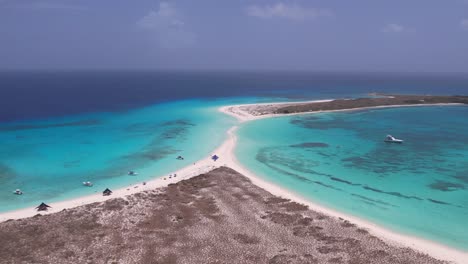 Cascada-De-Arena-Istmo-Isla-Rodeada-De-Agua-Clara-Del-Océano-Azul-Claro