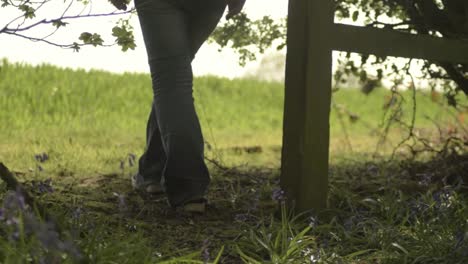 Sorglose-Frau,-Die-Auf-Der-Wiese-Spaziert