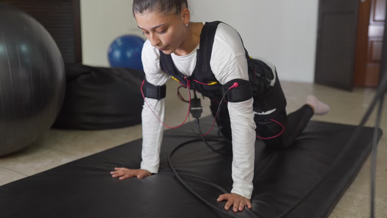 mujer realizando ejercicios de ambulancia