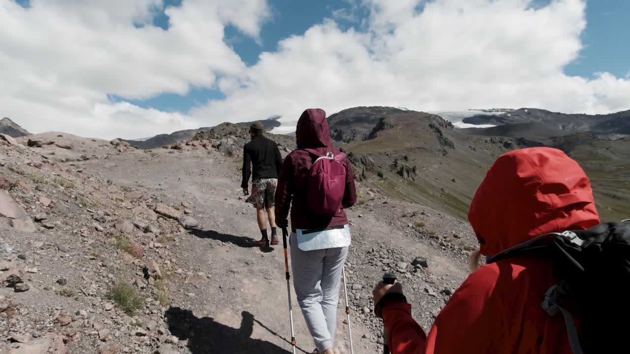 산길 에 있는 산책자 들