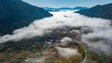 una ola de espesas nubes blancas rodando sobre el valle cerca del pueblo de botnhamn