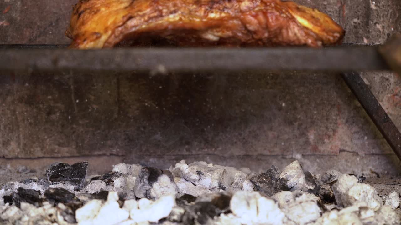 뜨거운 석탄에 떨어지는 그릴 고기의 지방