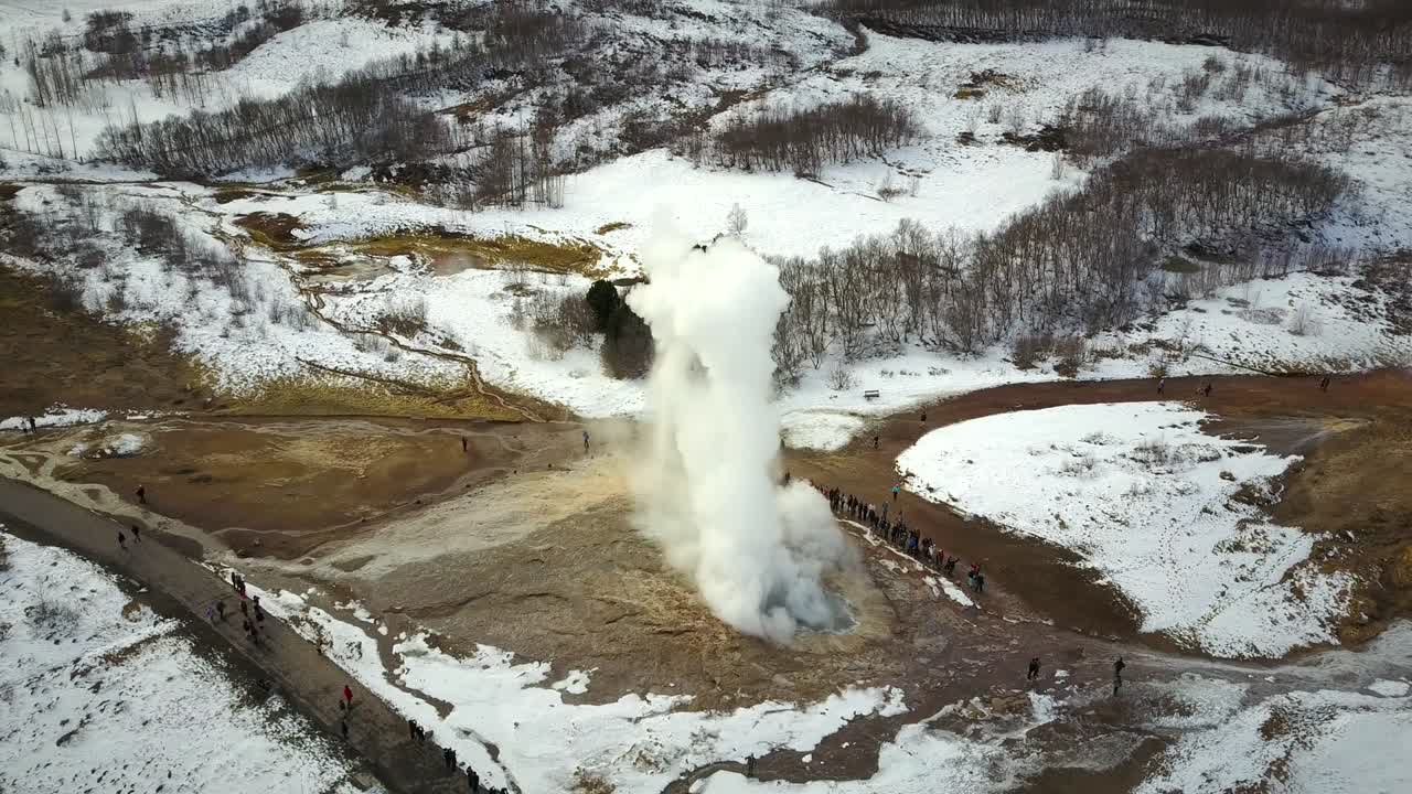 아이슬란드 의 게이시르 온천 지역 에 방문 하는 사람 들 의 공중 사진.