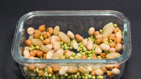 tomar brotes de remojo y nueces para comer vista de cerca