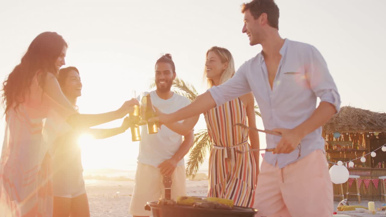 해변 에서 파티 를 즐기는 친구 들