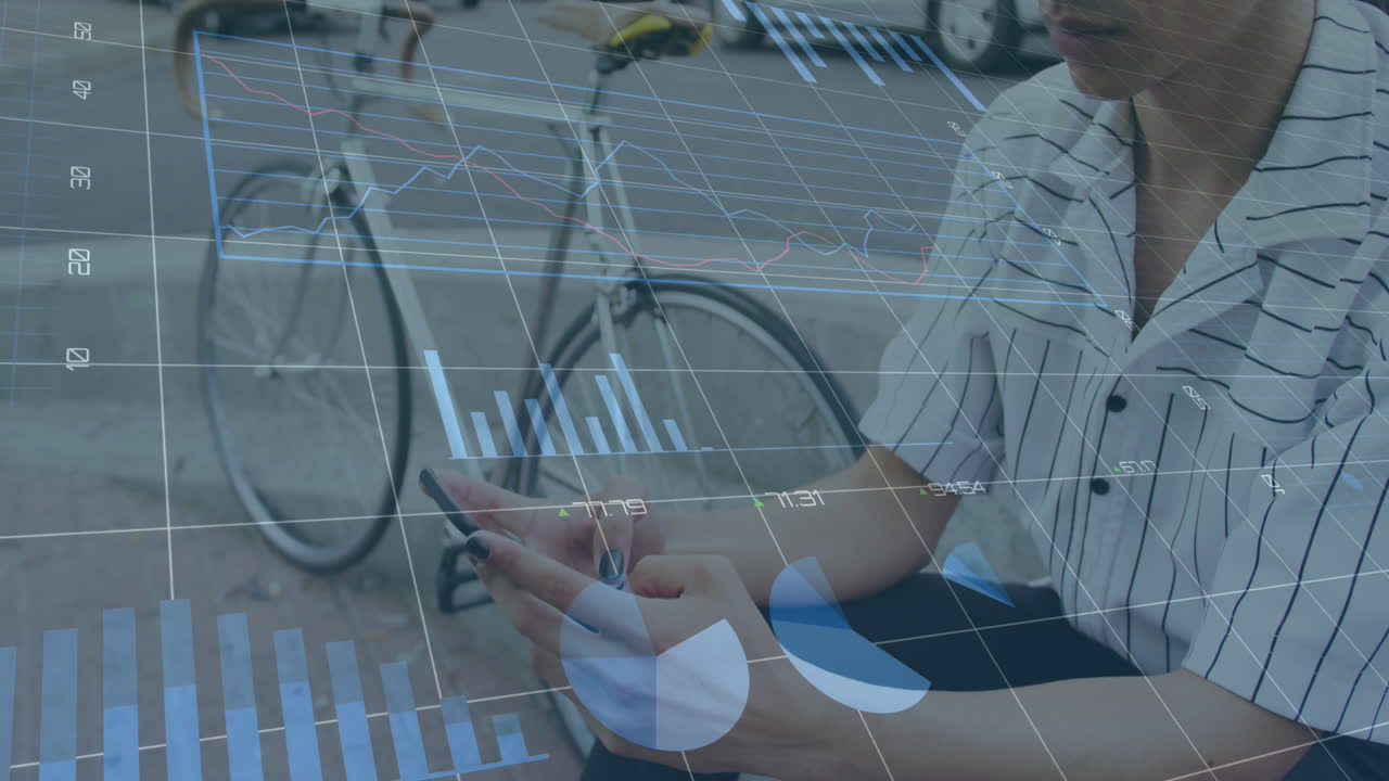 animación de procesamiento de datos estadísticos contra un hombre biracial que usa un teléfono inteligente en la calle