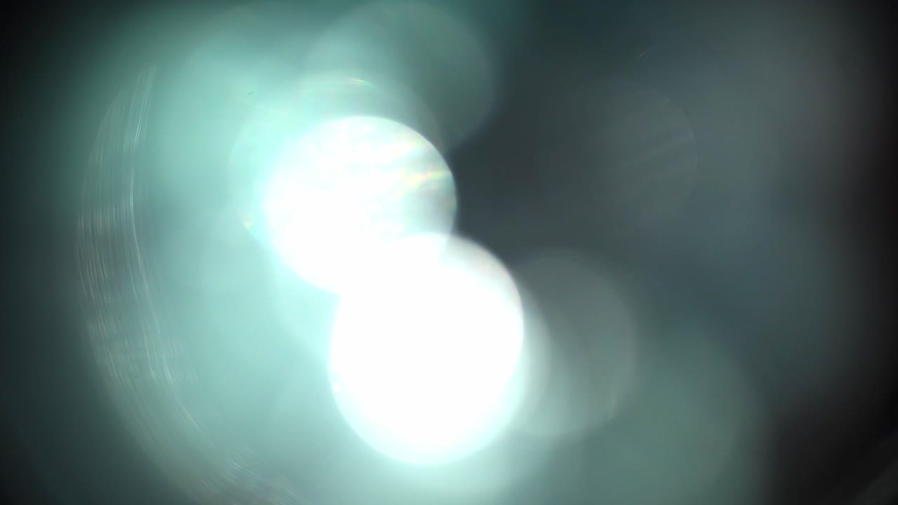 Transición de luz bokeh etérea sobre fondo negro
