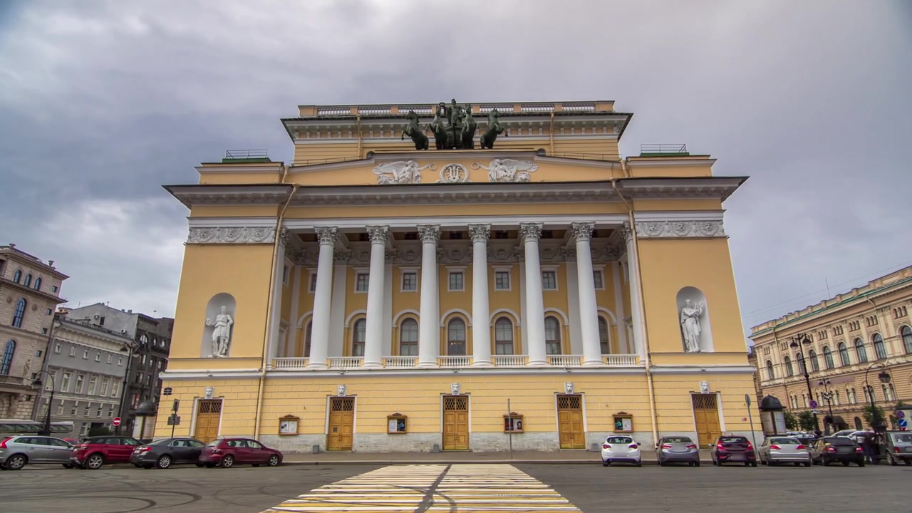 La facciata posteriore dell'edificio del Teatro Aleksandrinsky, timelapse hyperlapse a San Pietroburgo. Cielo coperto