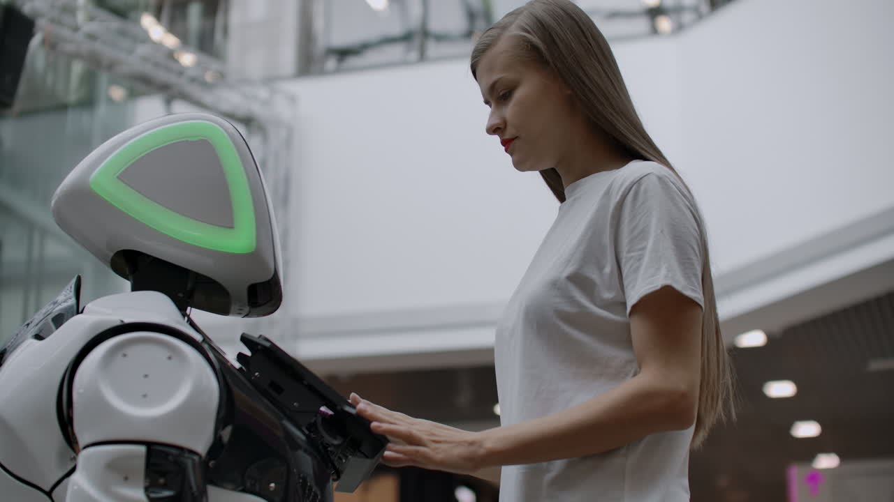 el robot mira a la chica. inteligencia artificial. tecnologías robóticas modernas. el robot mira á la chica con ojos enamorados. tecnologías roboticas modernas