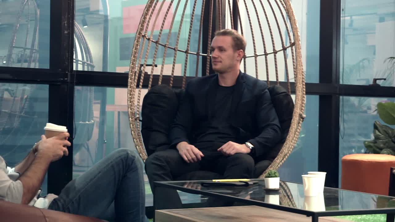 el trabajador de oficina se relaja en la esquina del café mientras toma un breve descanso del trabajo.