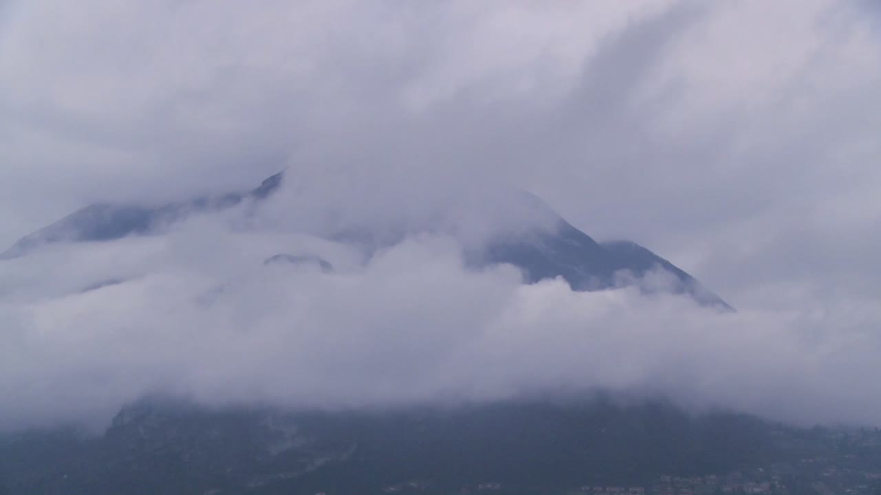 산과 안개의 아름다운 저속 촬영