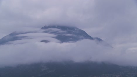 hermoso timelapse de montañas y niebla