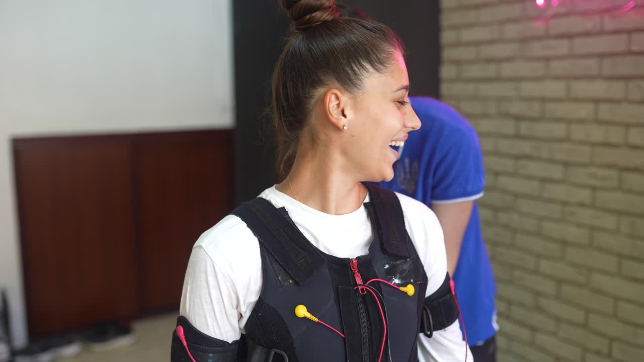 mujer sometida a fisioterapia con un chaleco de ejercicio