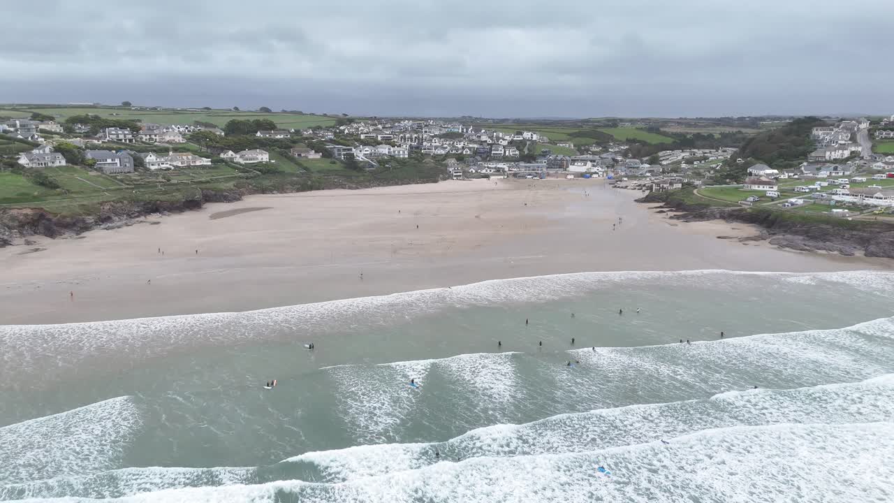 polzeath beach, cornwall, reino unido, retire el avión no tripulado, revele el reverso aéreo