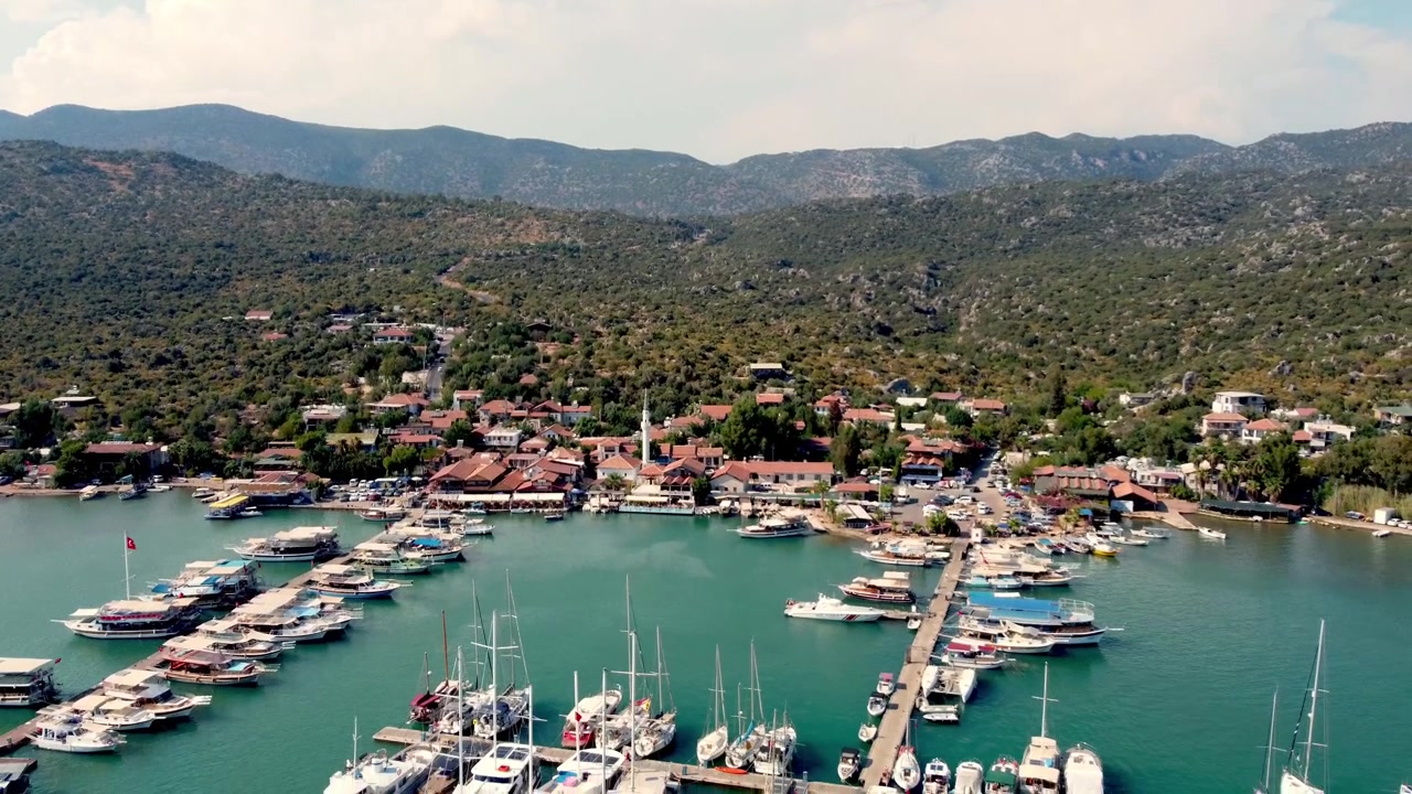 Türkiye, Demre Limanı'na demirlemiş tekneler, tarihi Kekova ve Simena adalarını keşfetmeye hazır.