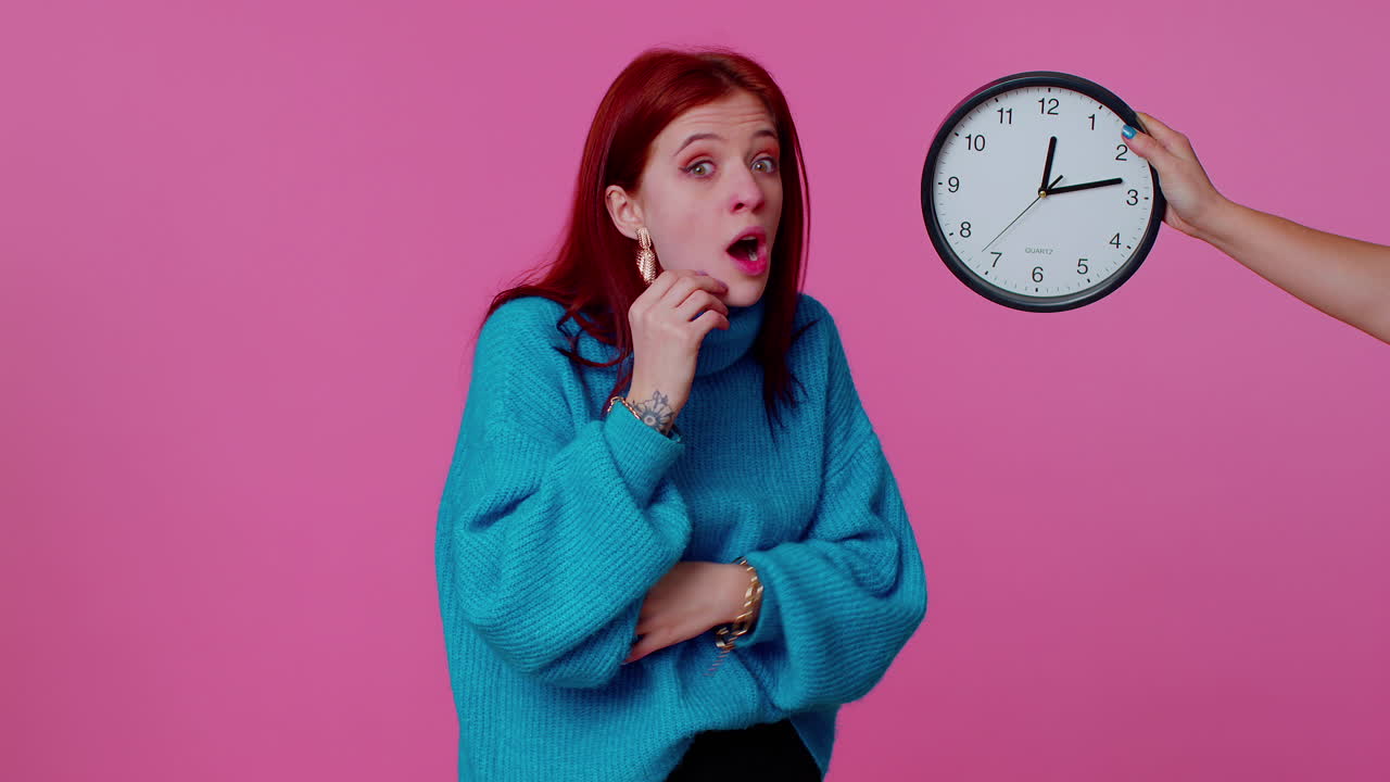 Donna confusa e ansiosa che controlla l'ora sull'orologio, in ritardo per il lavoro, con una scadenza imminente