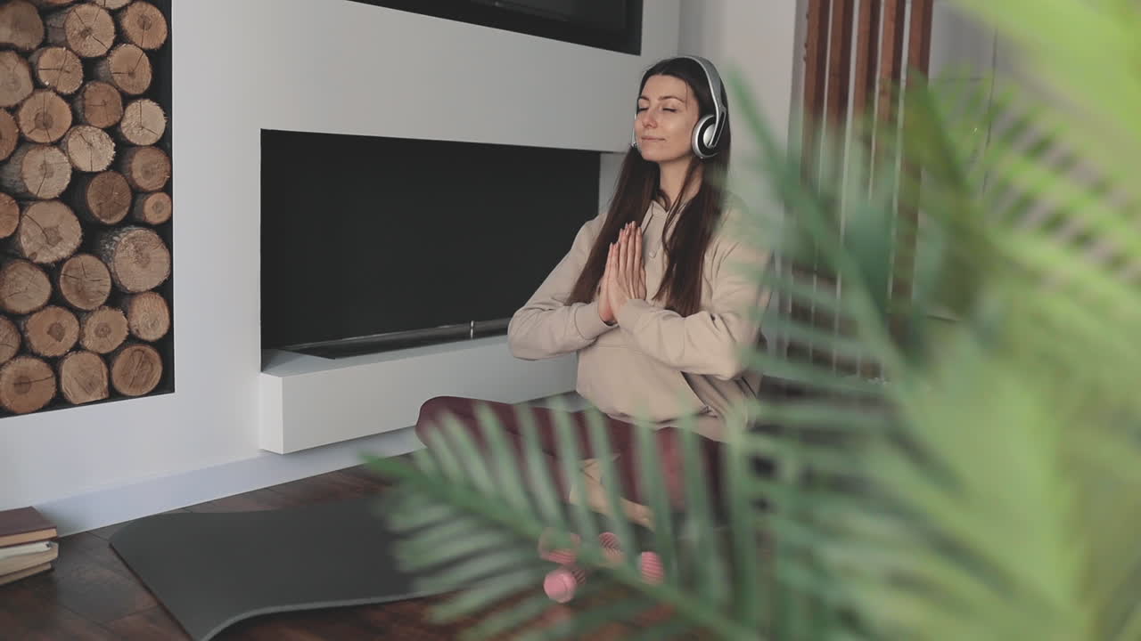 joven atleta mujer estirando y haciendo ejercicio en una alfombra de yoga en casa
