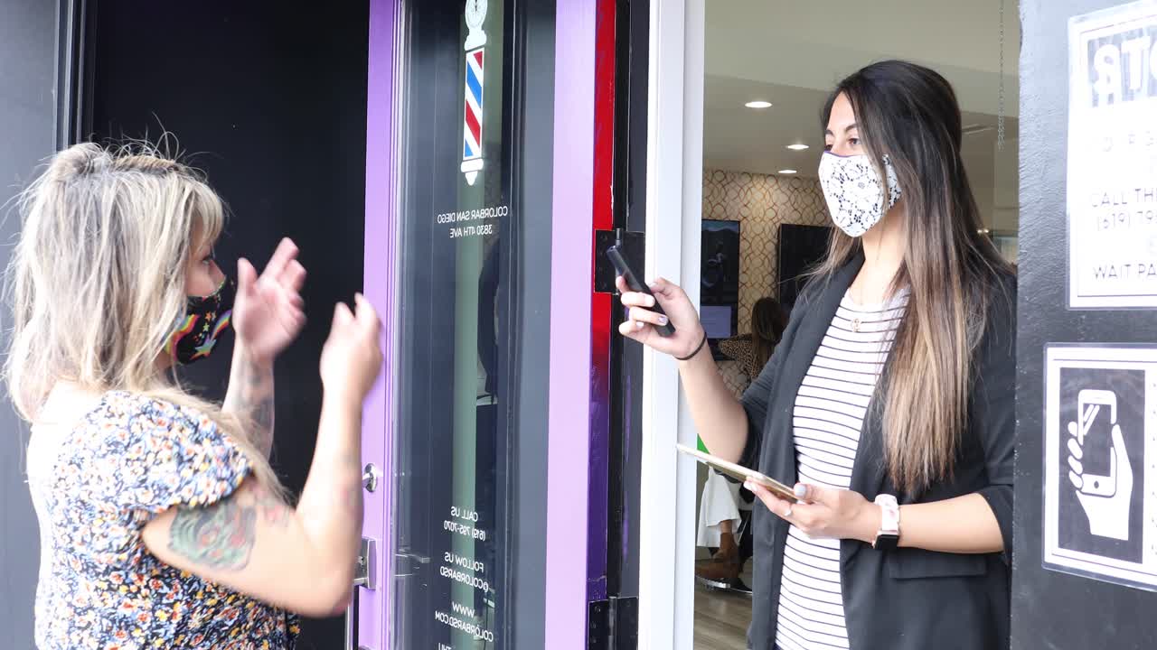 covid19 코로나 바이러스 대유행 비상 사태가 발생하는 동안 미국 전역에 세일 살롱과 미용실이 열립니다 6