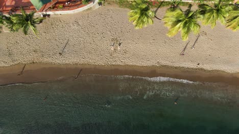 Drohnenvideo-Eines-Kleinen-öffentlichen-Strandes-Der-Gemeinde