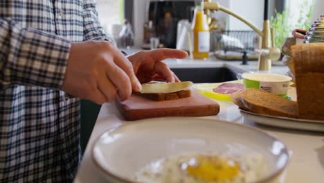 haciendo un sándwich de desayuno