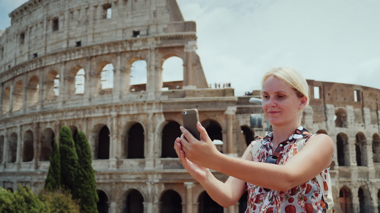 로마 콜로세움에서 셀카를 찍는 여성