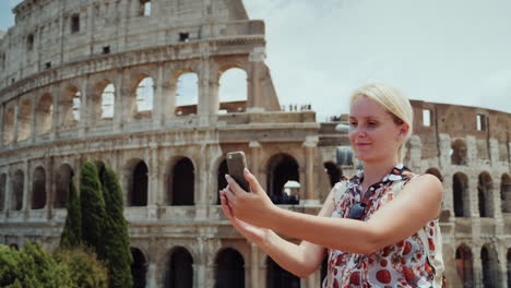 mujer toma selfie por coliseo romano