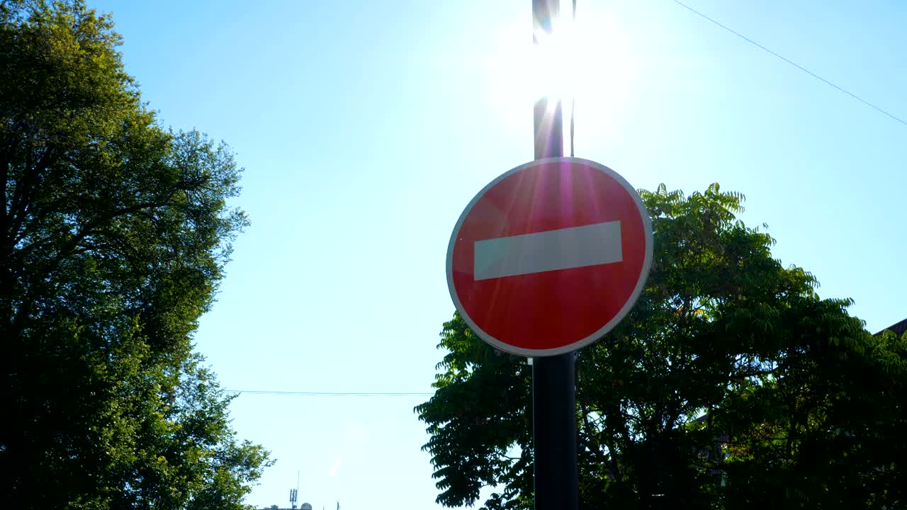 입국 금지 또는 입국하지 말라는 교통 표지판.