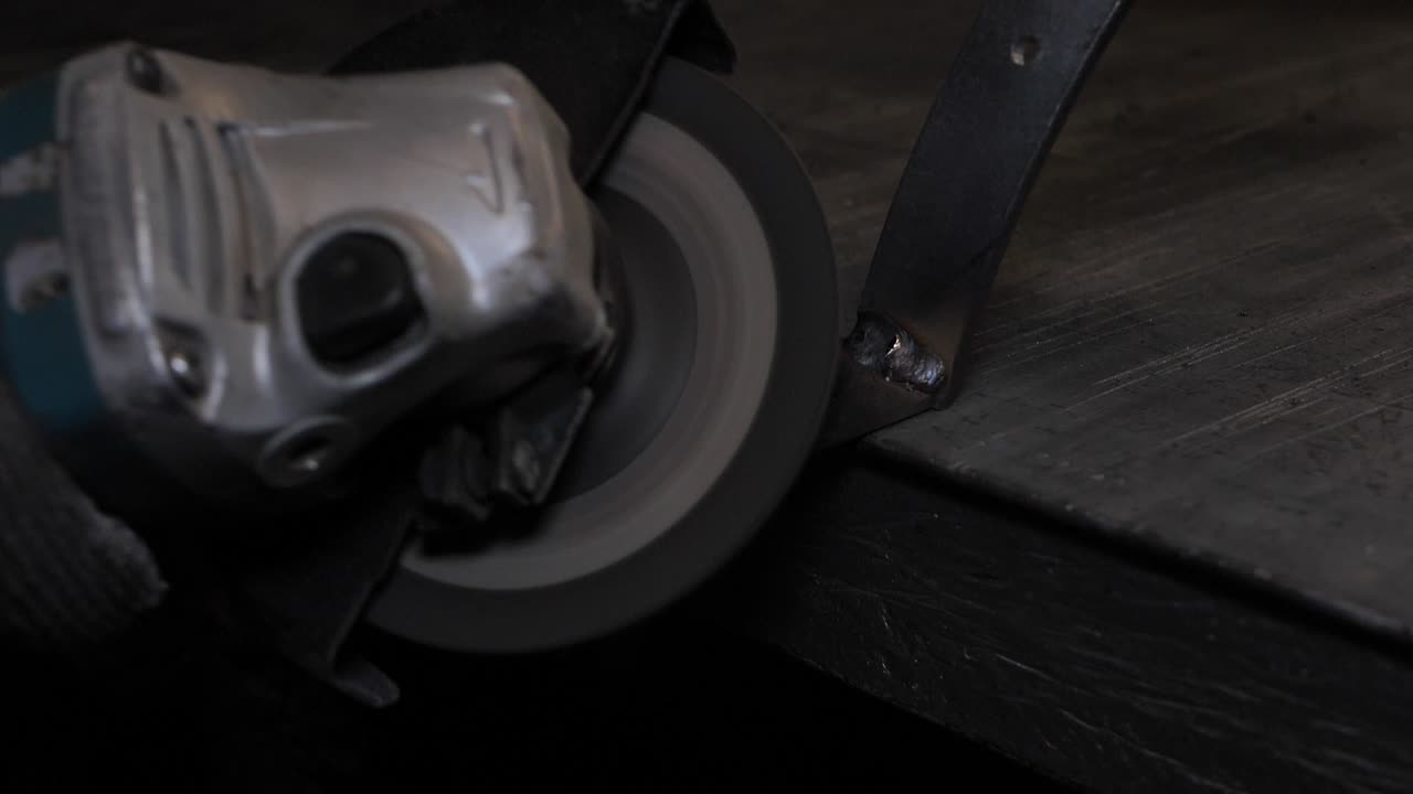 un hombre está trabajando con una sierra circular