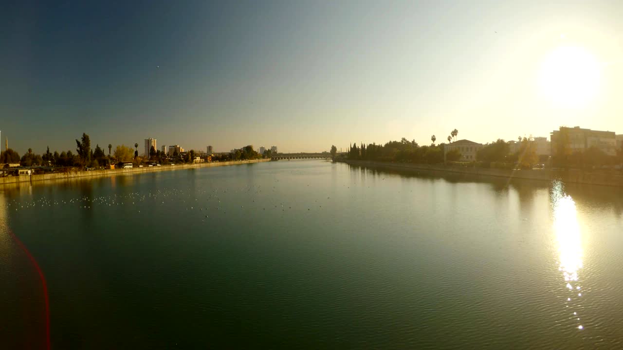 vista desde el puente hasta el río seihan río en el centro de adana día soleado brillante