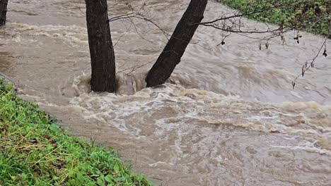 Masas-Masivas-De-Agua-Enojadas-Por-El-Río-Embravecido-Después-De-Fuertes-Lluvias