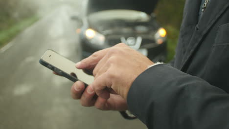 Conductor-Averiado-Llamando-Al-Servicio-De-Recuperación-En-Teléfono-Móvil