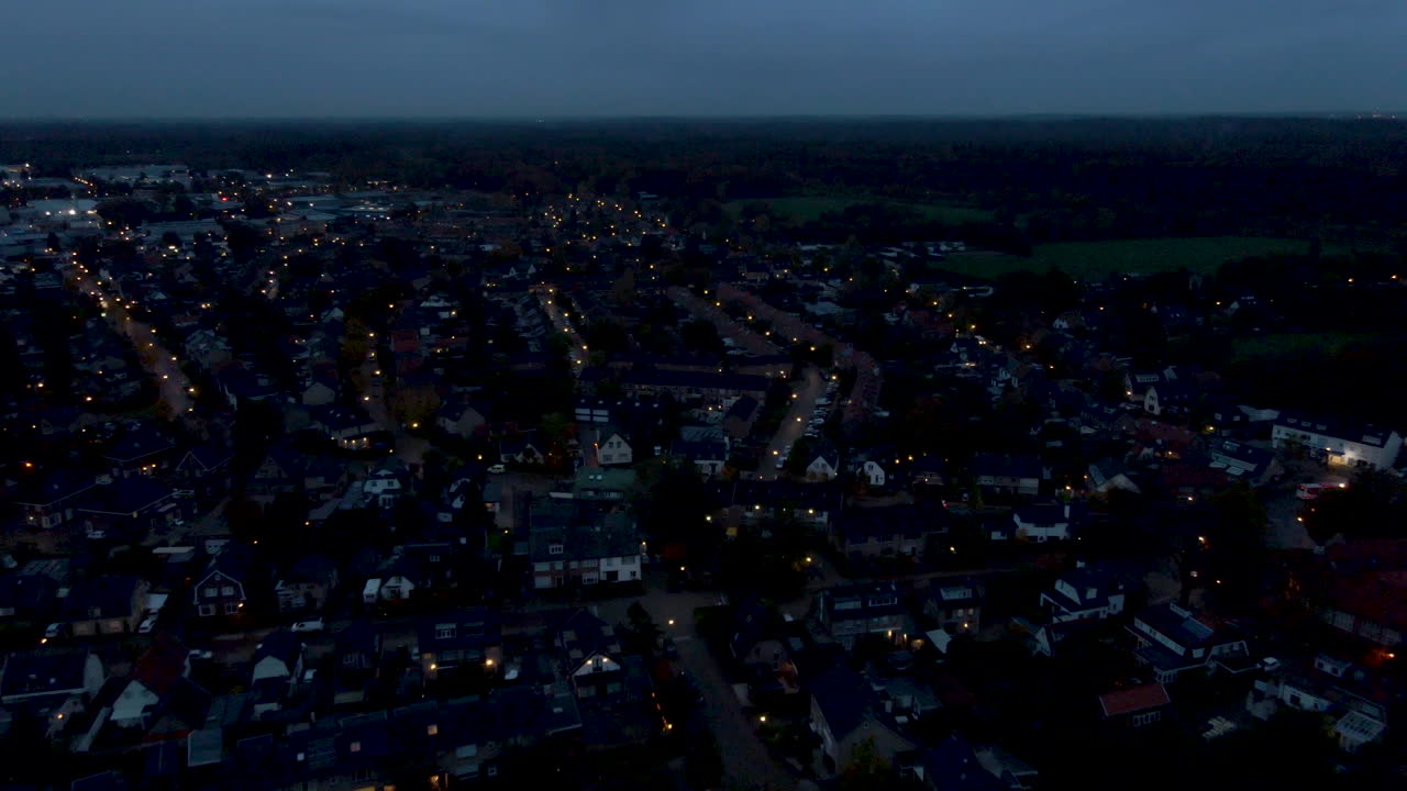 высокая антенна пригородного города рано утром