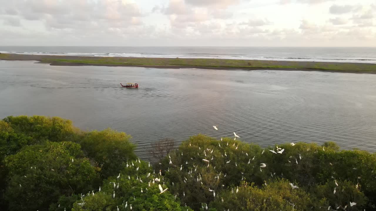 la vista aérea, los barcos que navegan en la laguna al atardecer se ve muy hermosa