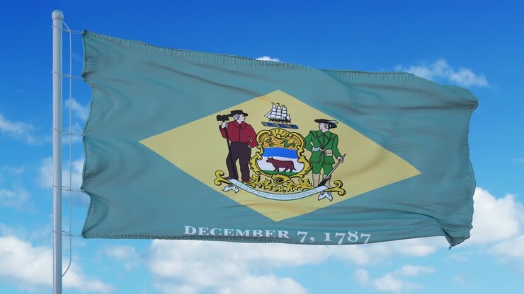 Bandiera dello stato americano del Delaware che sventola al vento, sfondo cielo blu. 4K