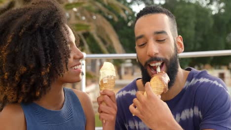 pareja comiendo helado en la playa 4k